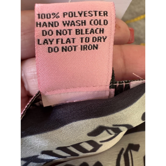 Juicy Couture Square Scarf ~35"x~35" Classic Maxi Floral Print NWT RARE Print - Picture 6 of 7